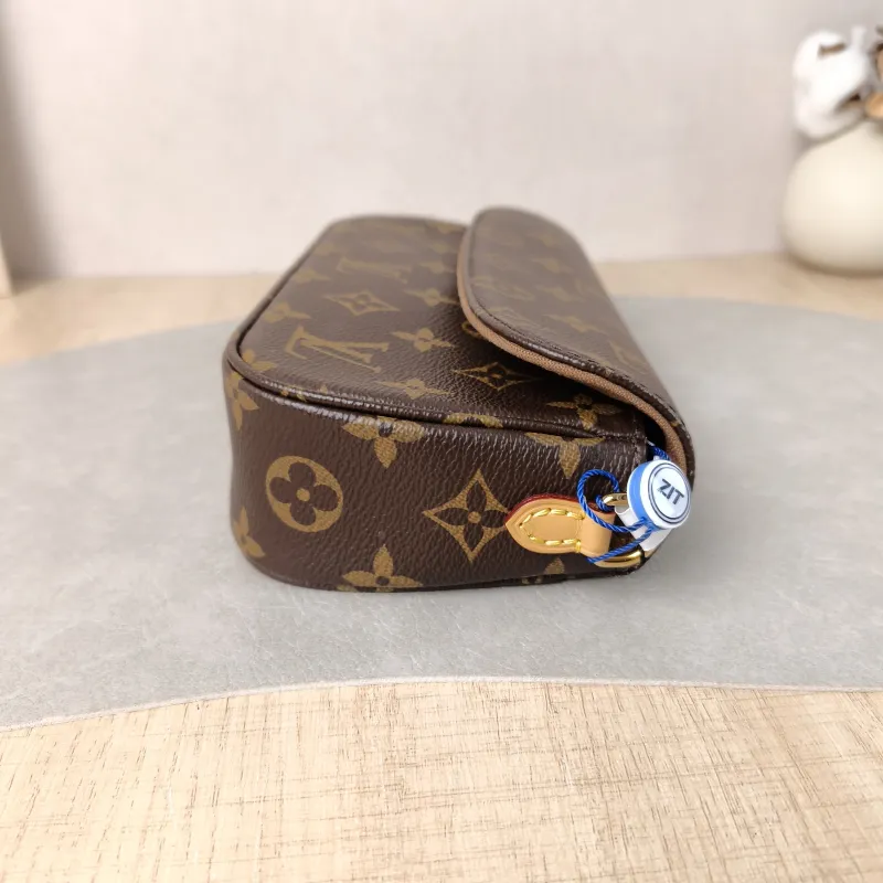 Louis Vuitton Crossbody Bag IVY Monogram PVC Small 23.5 × 4.3 × 12 cm — detail view 4 of 13