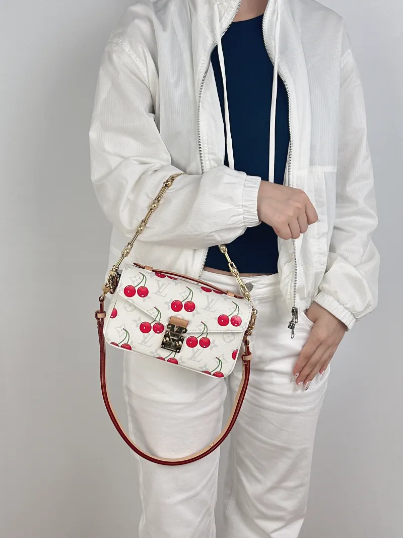 Louis Vuitton Crossbody Bag Pochette Métis East West White · PVC Small21.5 × 6 × 13.5 cm — on-model view 1 of 3