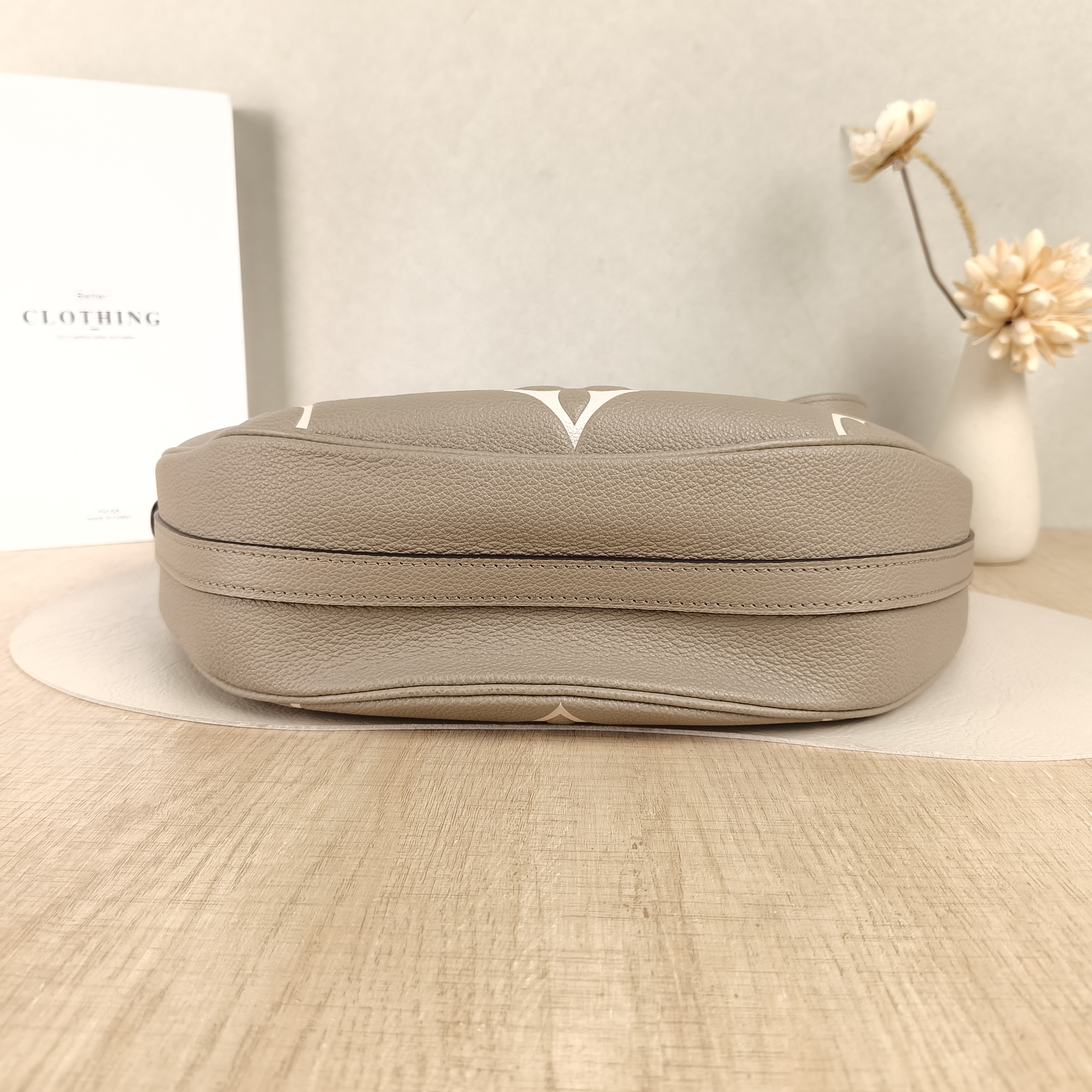 Louis Vuitton Crossbody Bag Loop Hobo · White Calfskin One Size38 × 10 × 26 cm — cover view 5 of 6