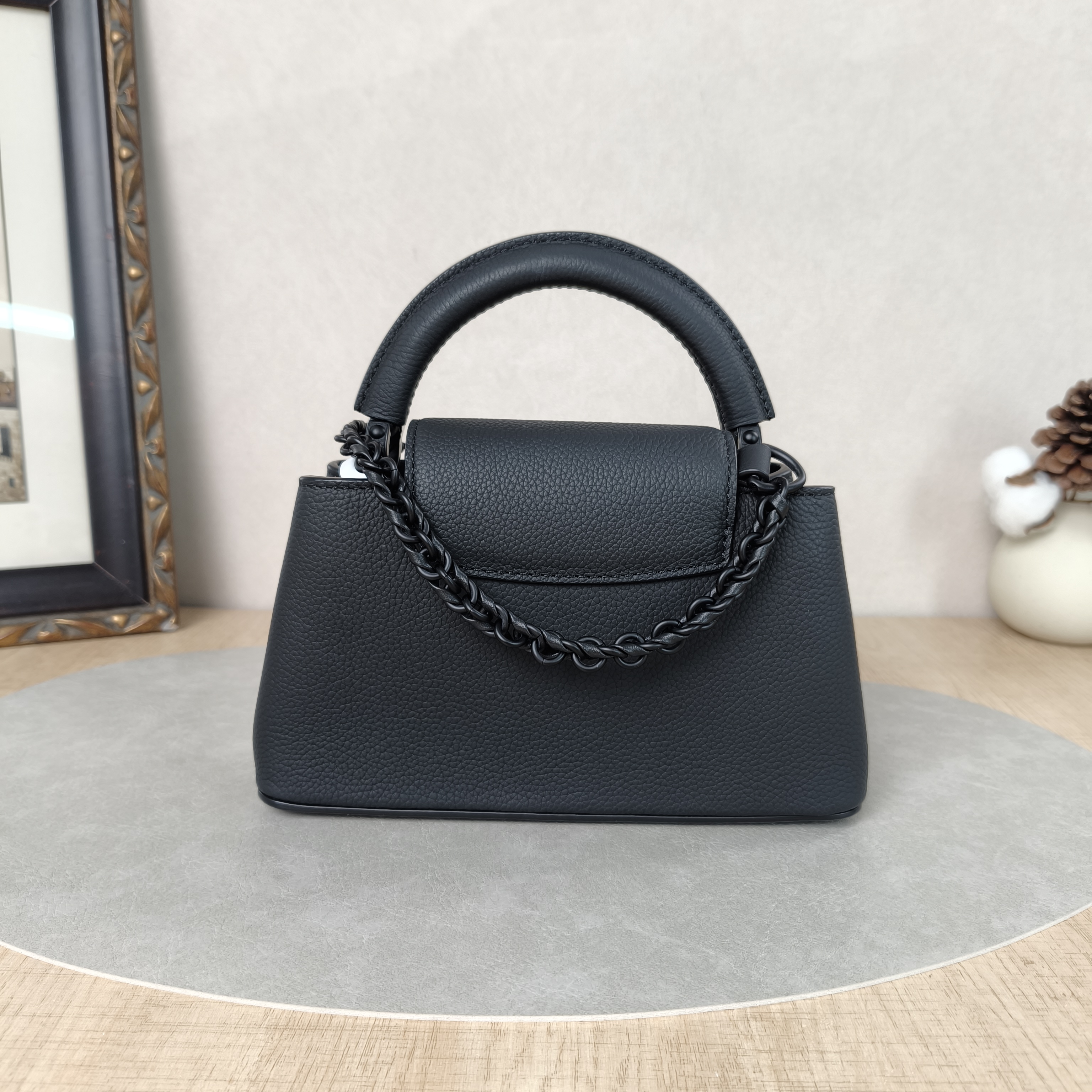 Louis Vuitton Crossbody Bag Capucines East West Black Calfskinmini22 × 8 × 12 cm — cover view 4 of 6