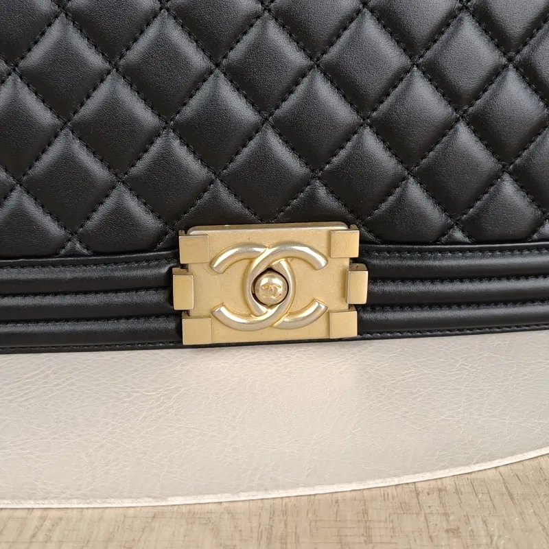 Chanel Crossbody Bag Le Boy​Black Calfskin25 × 9 × 15 cm — detail view 13 of 15