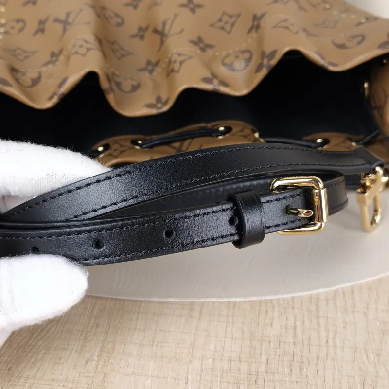 Louis Vuitton Shoulder Bag NOÉ TRUNK Monogram PVC Small 23 × 8 × 27 cm — detail view 7 of 9