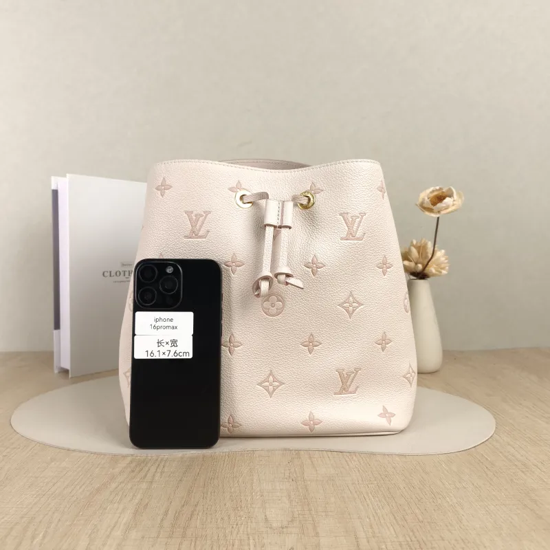 Louis Vuitton Shoulder Bag NÉONOÉ Bucket Bag White Empreinte Embossed Calfskin Medium26 × 17.5 × 26 cm — cover view 3 of 5