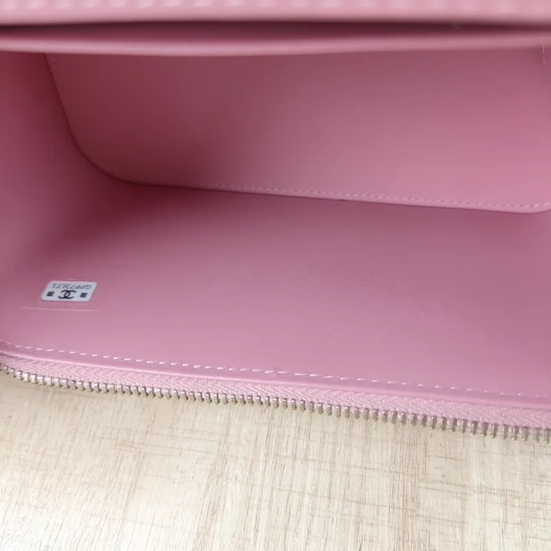Chanel Crossbody Bag Pink Lambskin One Size17 × 8 × 9.5 cm — detail view 5 of 15