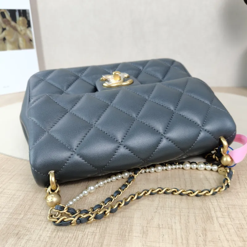 Chanel Crossbody Bag Pearl Grey Lambskin One Size19.5 × 7.5 × 14.5 cm — detail view 6 of 11