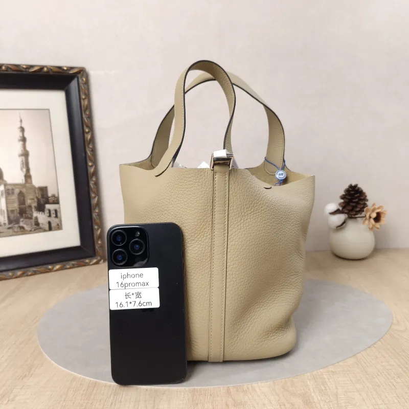 Hermès Top Handle Bag Picotin Lock 22 22S2 Taurillon Clemence TC Calfskin Medium22 × 17 × 21 cm — cover view 4 of 6