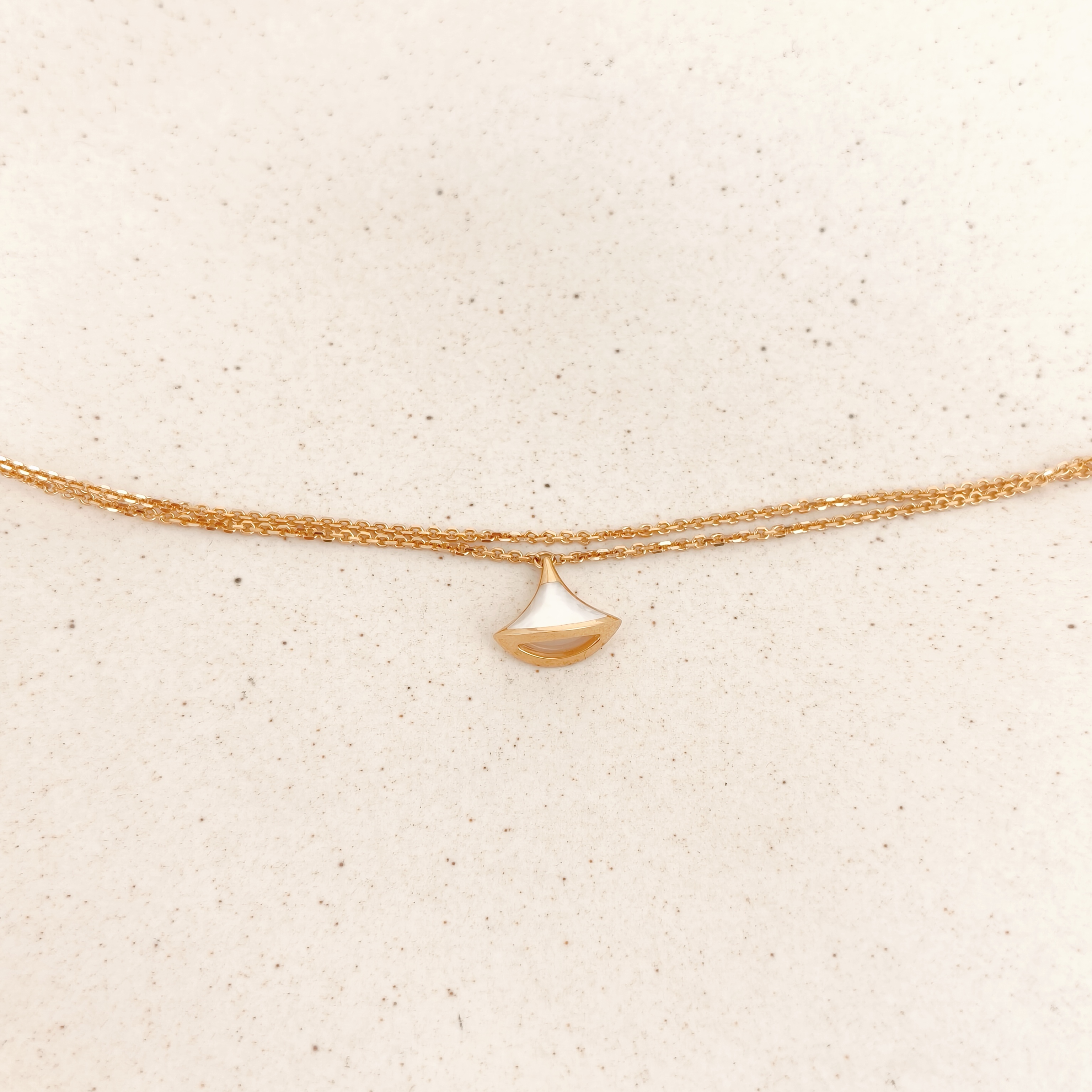 Bvlgari Bracelet DIVAS’ DREAM Collection White Mother-of-Pearl Bracelet White Pearl 18KY ellow Gold One Size17-19 — cover view 4 of 8