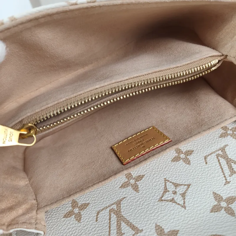 Louis Vuitton Crossbody Bag Pochette Métis East West PVC Small 21.5 × 6 × 13.5 cm — detail view 7 of 14