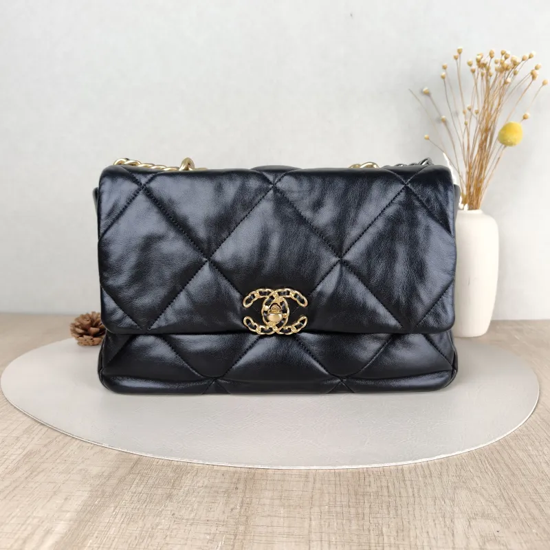 Chanel 19Bag Black Lambskin Medium30 × 10 × 20 cm
