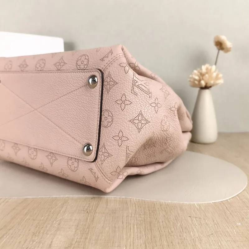 Louis Vuitton Crossbody Bag Babylone Calfskin Large 37 × 18 × 31 cm — detail view 4 of 10