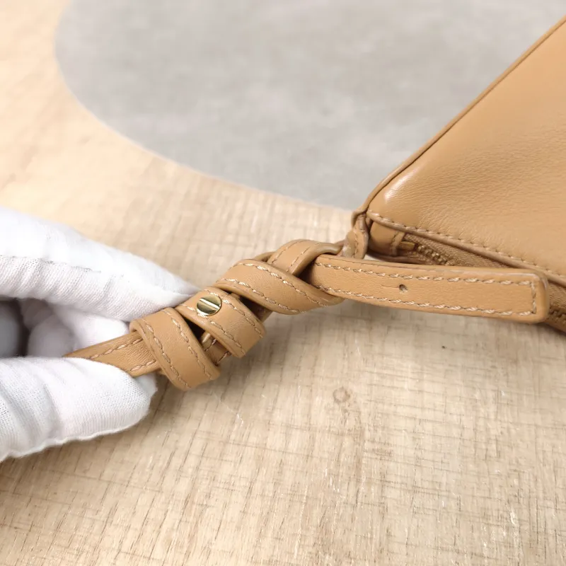 LOEWE Shoulder Bag Hammock hobo Brown Calfskinmini28 × 9.5 × 17 cm — detail view 3 of 12