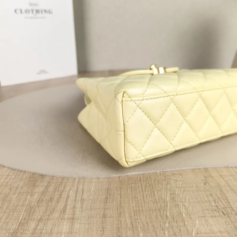 Chanel Crossbody Bag Kelly Yellow Lambskin mini19 × 7 × 13 cm — detail view 1 of 12