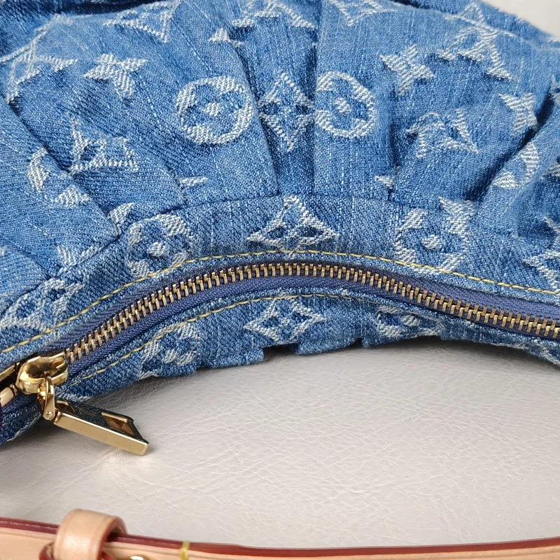 Louis Vuitton Shoulder Bag Pochette Valley Blue One Size21 × 7 × 15 cm — detail view 9 of 10