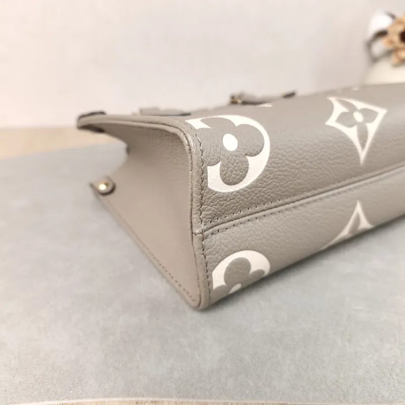 Louis Vuitton Crossbody Bag Onthego BB · White Monogram Empreinte Embossed Calfskin BB 18 × 8.5 × 15 cm — detail view 2 of 11
