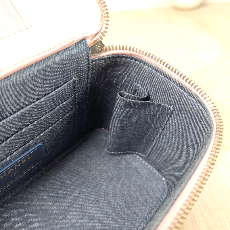 Chanel Crossbody Bag Edition Pink Lambskin One Size 16 × 8 × 9.5 cm 31 — detail view 1 of 12