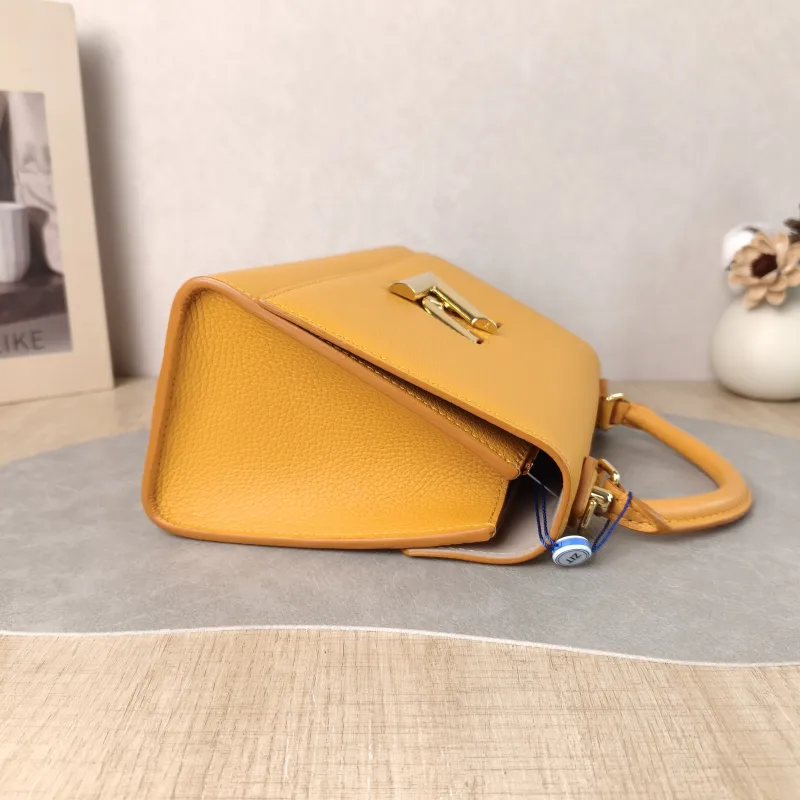 Louis Vuitton Shoulder Bag Twist One Handle Edition Small 25 × 11 × 17 cm — detail view 8 of 14