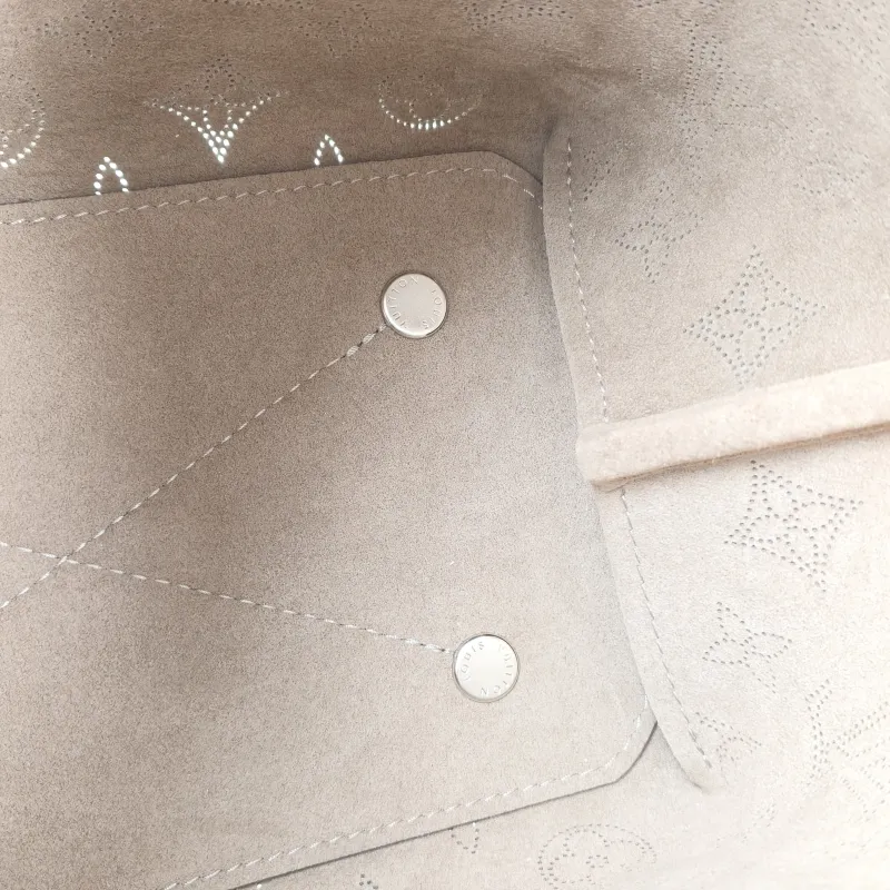 Louis Vuitton Crossbody Bag BELLA Calfskin One Size 22 × 14 × 19 cm — detail view 11 of 11