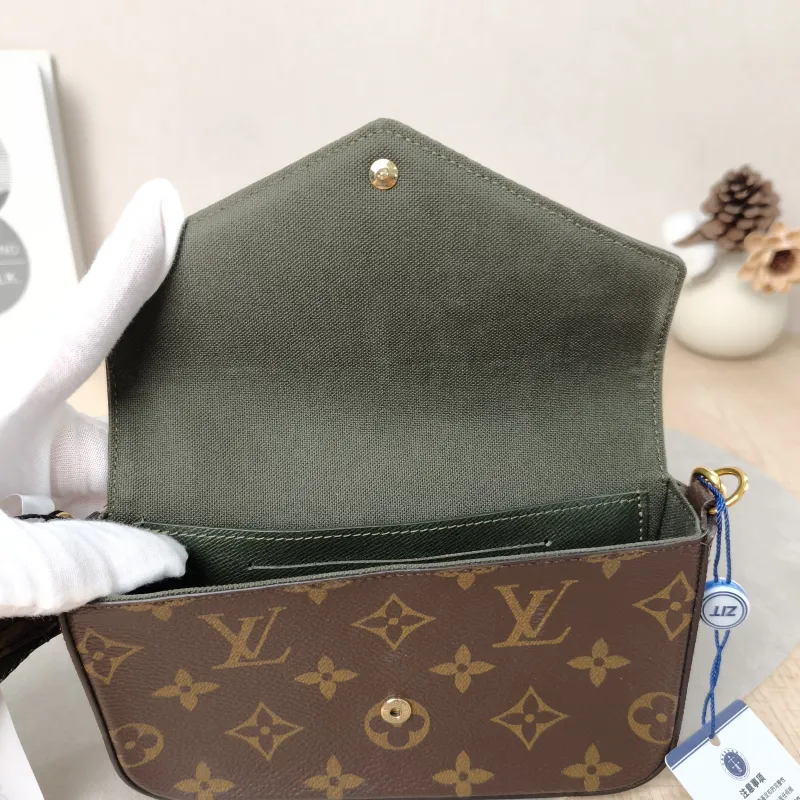 Louis Vuitton Crossbody Bag FÉLICIE STRAP & GO Monogram PVC Small17 × 3.5 × 9.6 cm — detail view 11 of 16
