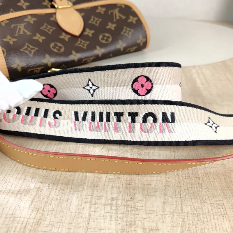 Louis Vuitton Crossbody Bag Diane Baguette Bag Shoulder Strap PVC Small24 × 9 × 15 cm — detail view 5 of 12