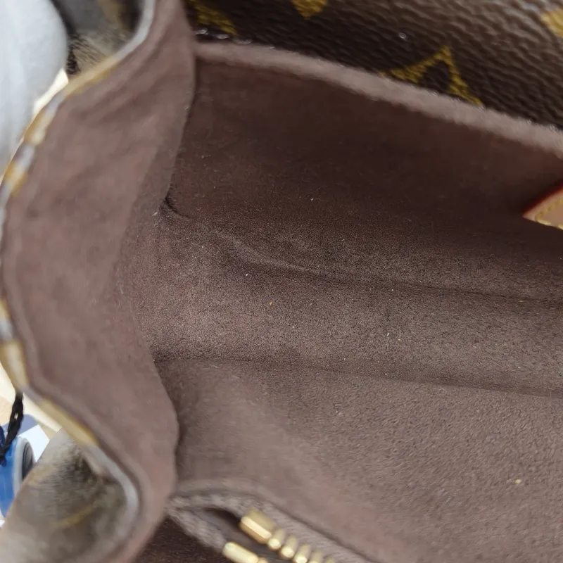 Louis Vuitton Crossbody Bag Pochette Métis East West Monogram PVC Small21.5 × 6 × 13.5 cm — detail view 12 of 18