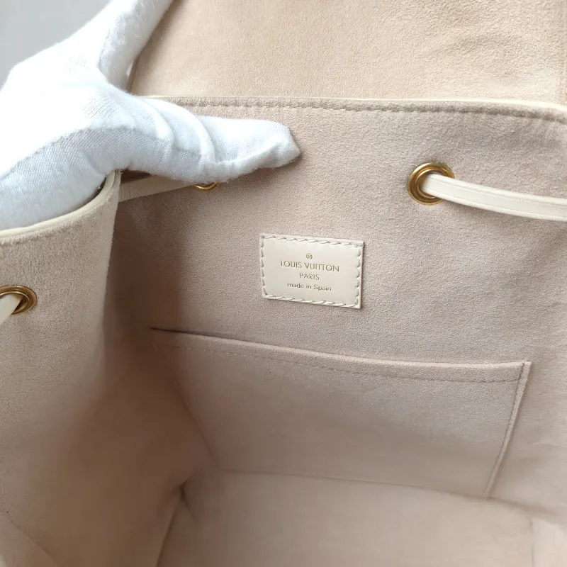 Louis Vuitton Backpack Montsouris Backpack White Calfskin Small 23 × 15 × 27 cm — detail view 8 of 14
