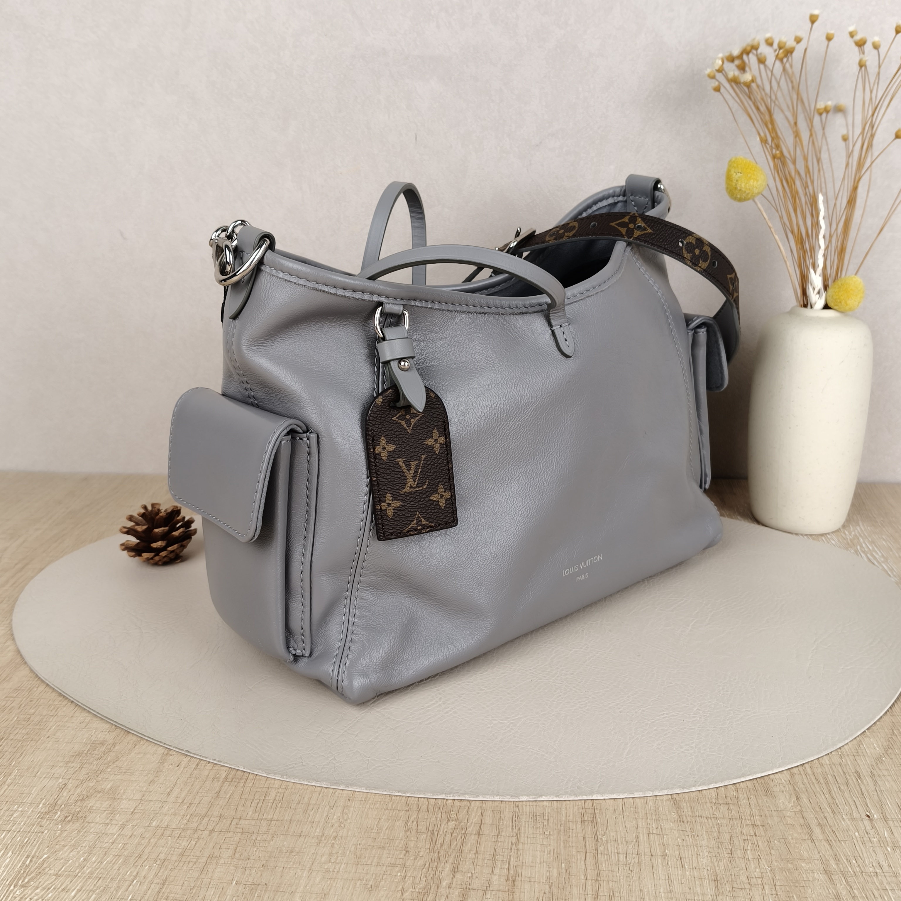Louis Vuitton Crossbody Bag Carryall Cargo Vibe Grey SL ambskin Small33.5 × 15 × 23 cm — cover view 8 of 8