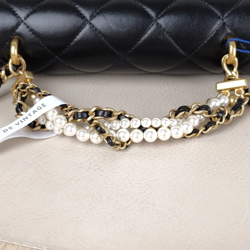 Chanel Crossbody Bag Pearl Black Lambskin Mini 19 × 5.5 × 12.5 cm — detail view 5 of 12