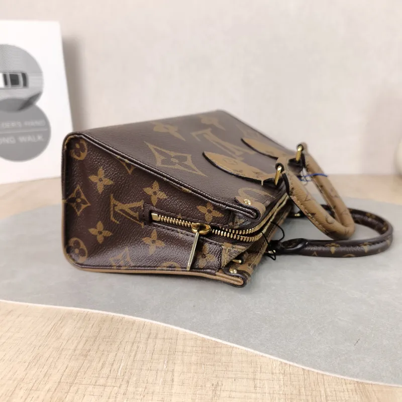 Louis Vuitton Crossbody Bag Onthego East West Monogram PVC Small 25 × 10 × 13 cm — detail view 6 of 11