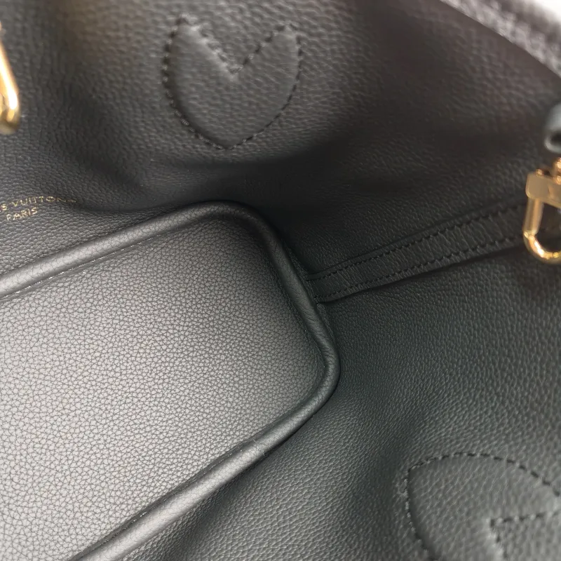 Louis Vuitton Crossbody Bag NEVERFULL INSIDE OUT BB Black PVC · Calfskin BB 26.5 × 11 × 16.5 cm — detail view 4 of 10
