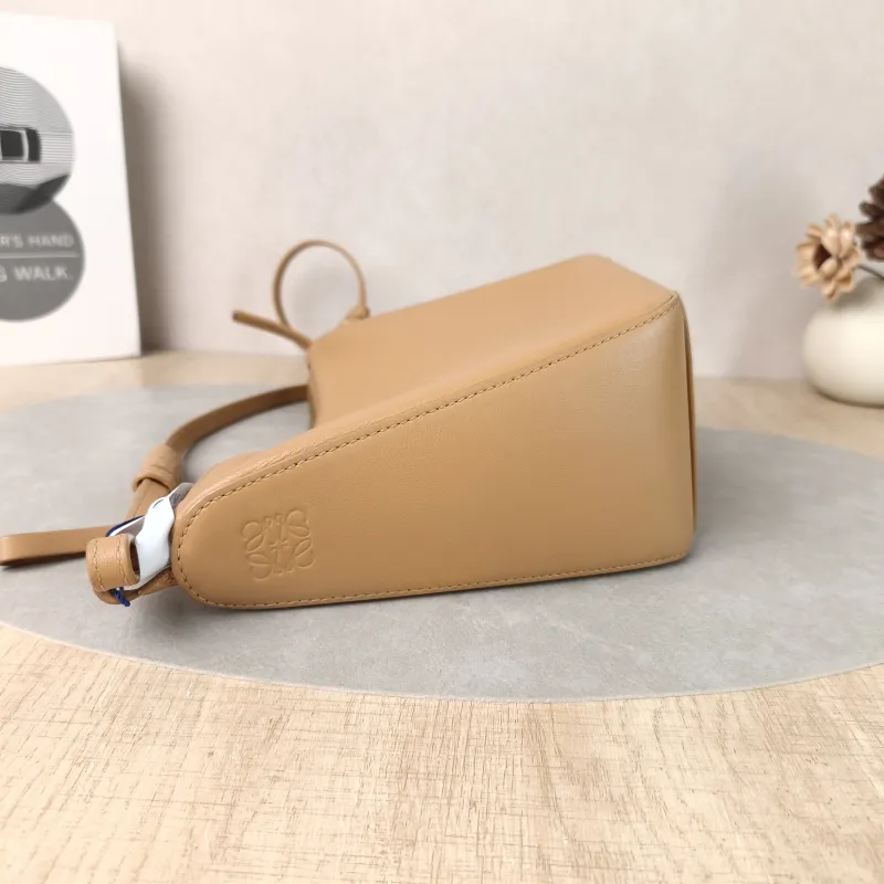 LOEWE Shoulder Bag Hammock hobo Brown Calfskinmini28 × 9.5 × 17 cm — detail view 2 of 12