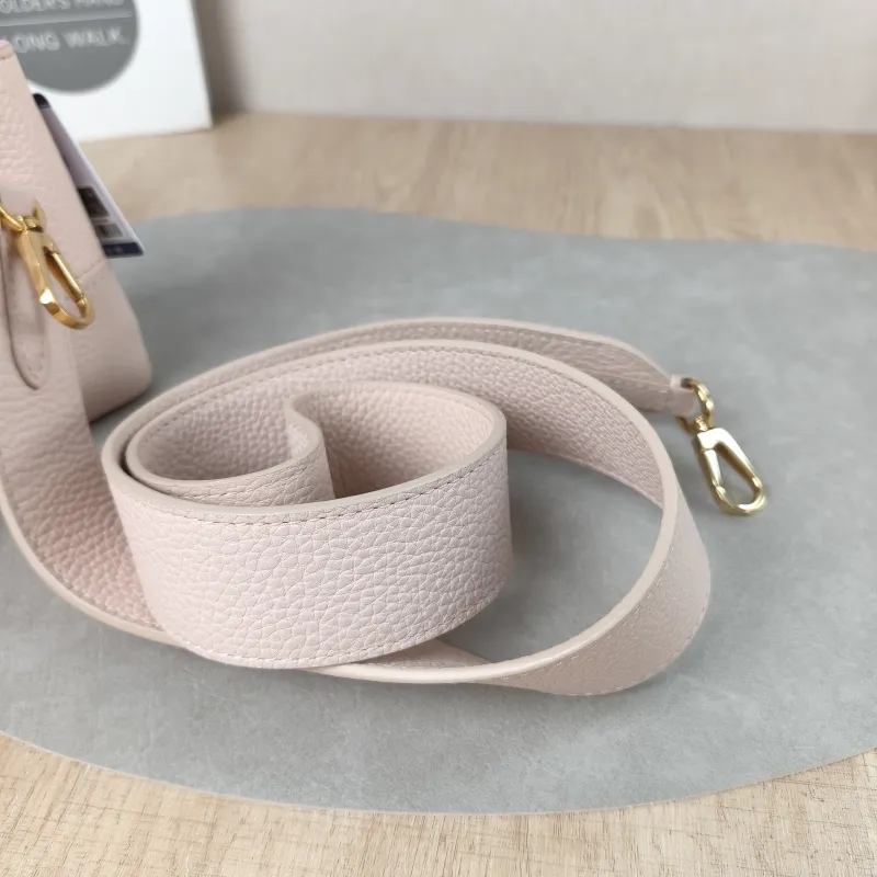 Louis Vuitton Crossbody Bag Capucines Pink Colorblock Calfskin · mini21 × 8 × 14 cm — detail view 3 of 13