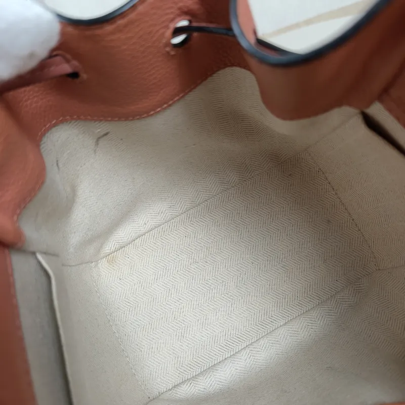 LOEWE Crossbody Bag Hammock Calfskinmini17 × 11 × 19.5 cm — detail view 7 of 12