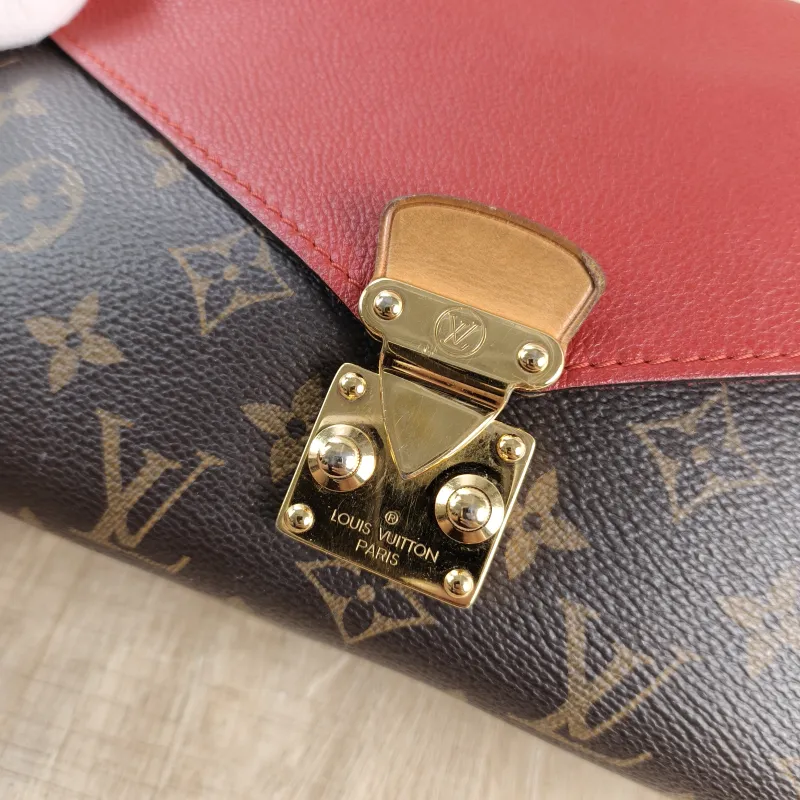 Louis Vuitton Shoulder Bag Pallas Chain Chain Bag Red PVC 26 × 6 × 17 cm — detail view 9 of 11