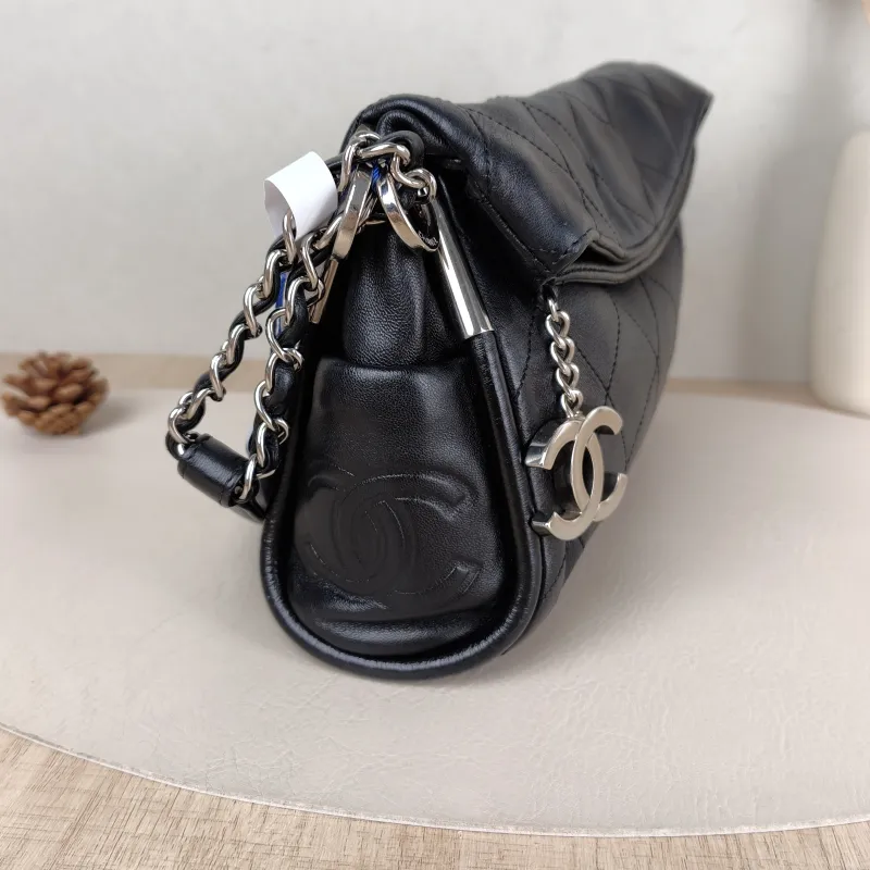 Chanel Crossbody Bag Hobo C Black Lambskin One Size 26 × 8 × 23 cm 10 — detail view 4 of 14