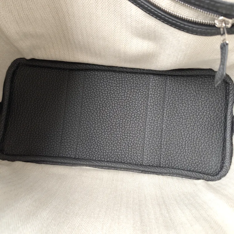 Hermès Top Handle Bag Garden Party 30 30Black Negonda Calfskin Medium30 × 13 × 21 cm — detail view 4 of 11