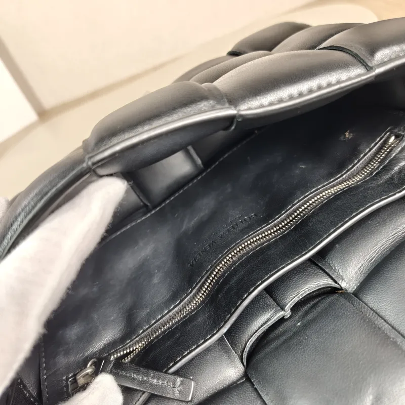 Bottega Veneta Crossbody Bag Padded Cassette Woven Black Lambskin Medium 26 × 8 × 18 cm — detail view 7 of 11