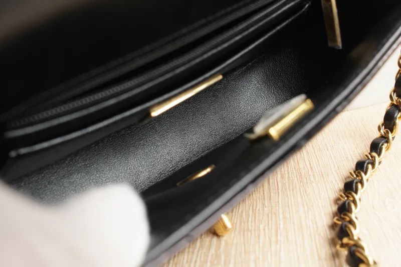 Chanel Crossbody Bag25k Top Handle Crossbody Bag Black Patent Leathermini18.5 × 4.5 × 13 cm — detail view 13 of 18