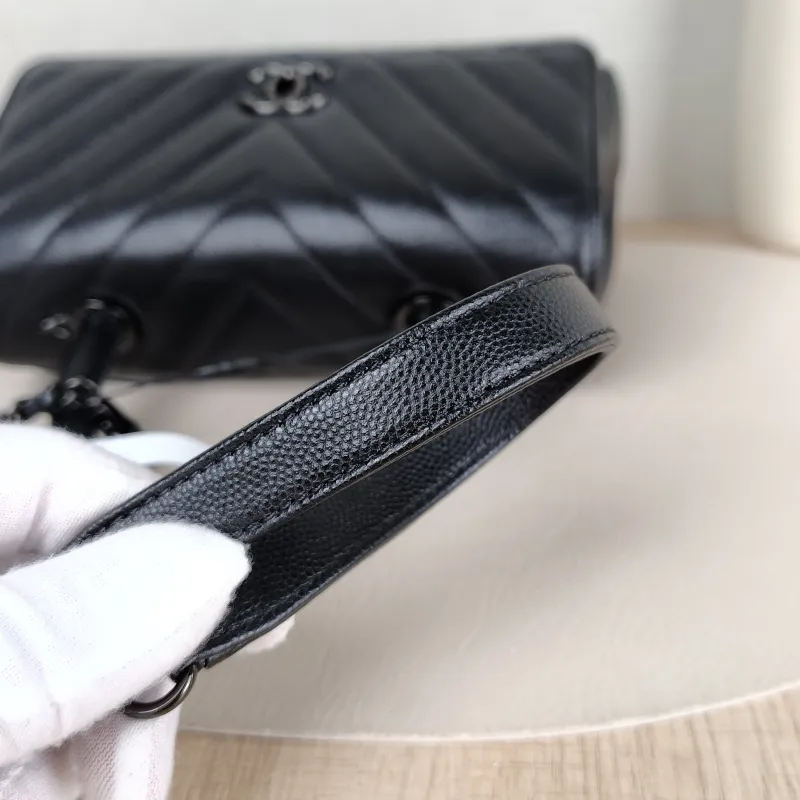 Chanel Top Handle Bag Coco Handle​ v Black Grained Calfskin Small 24 × 10 × 14 cm — detail view 6 of 14