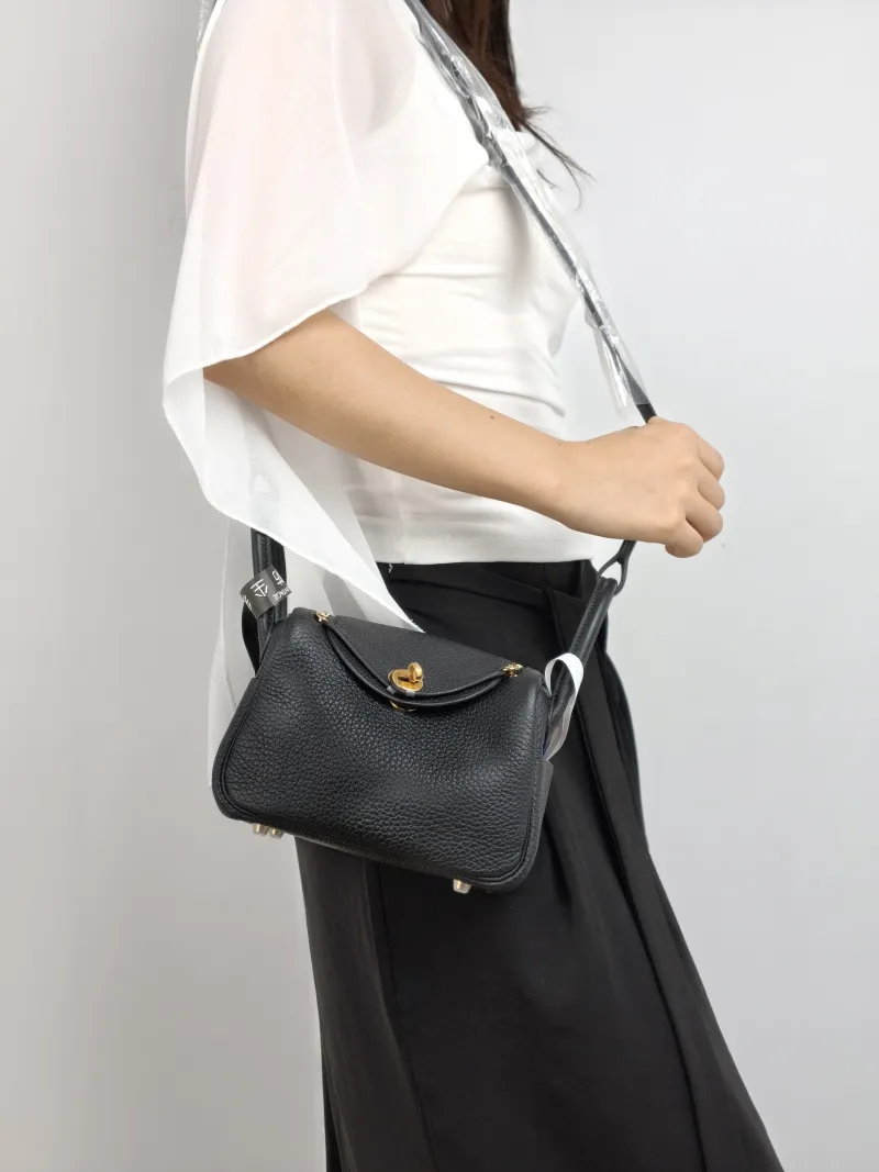 Hermès Shoulder Bag Lindy Mini 19 Black Taurillon Clemence TC Calfskin Mini 19 × 9 × 13 cm G — on-model view 2 of 2