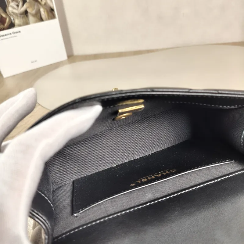 Chanel Crossbody Bag Pearl Black Calfskin Small 19 × 6 × 13 cm — detail view 12 of 13