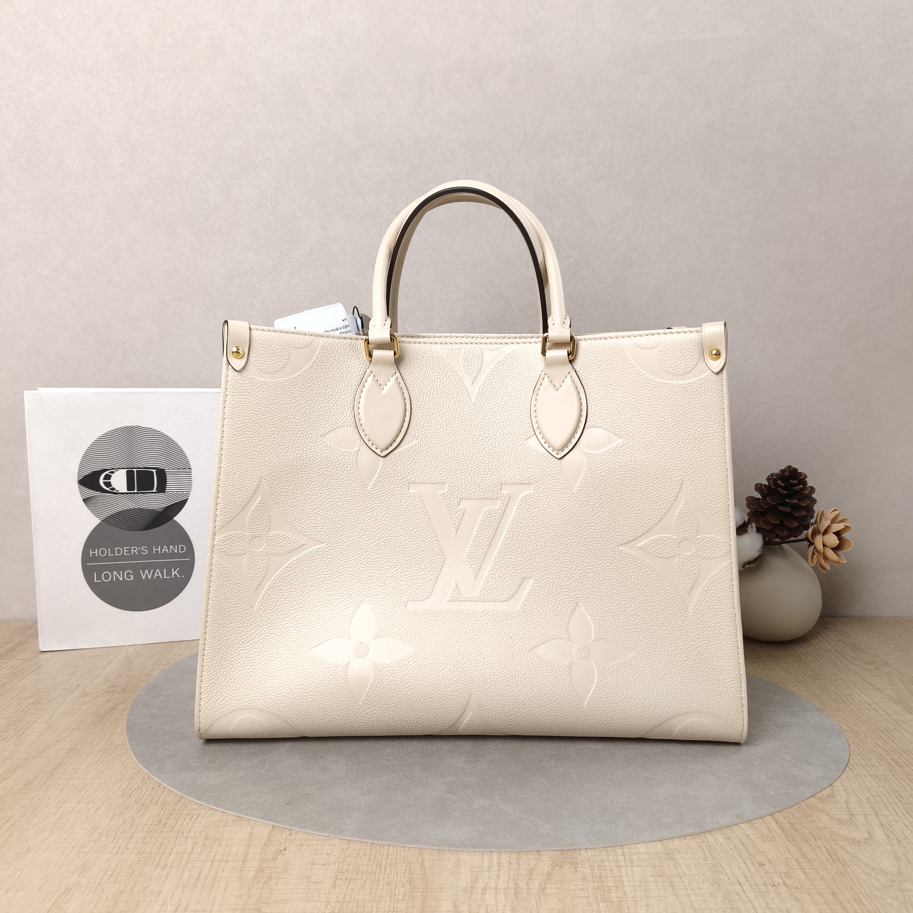 Louis Vuitton Shoulder Bag Onthego Medium White Empreinte Embossed Calfskin Monogram Medium35 × 14 × 27 cm