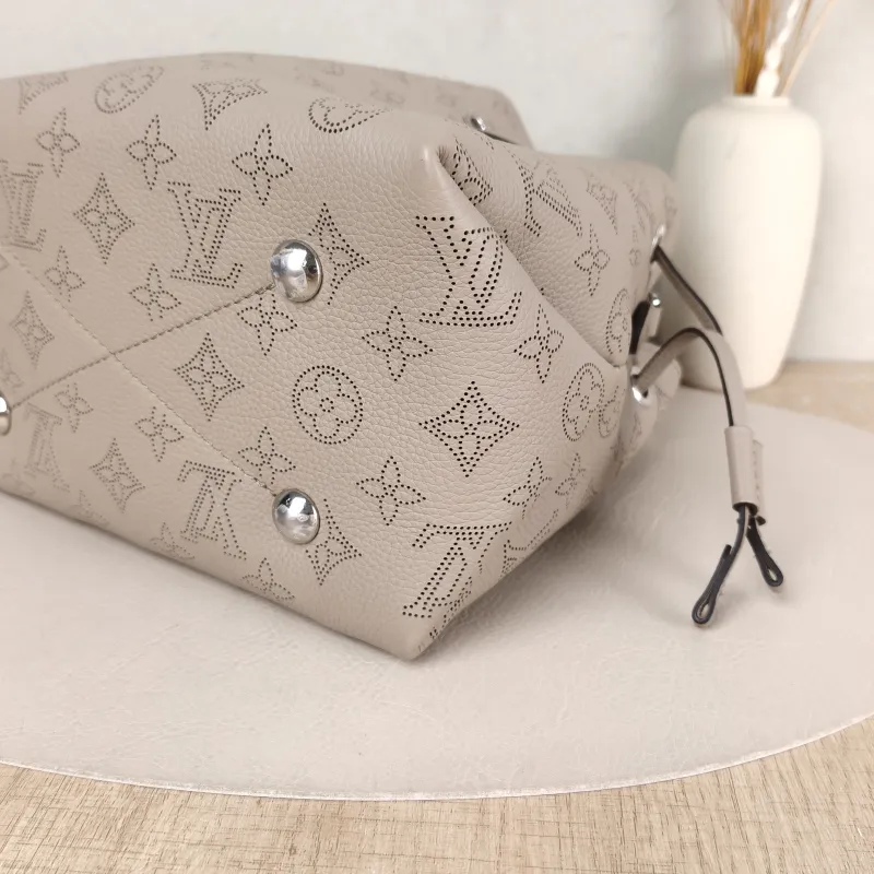 Louis Vuitton Crossbody Bag BELLA Calfskin One Size 22 × 14 × 19 cm — detail view 3 of 11