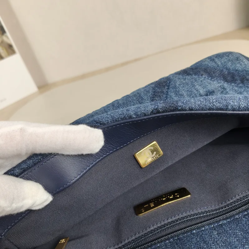 Chanel Crossbody Bag 19Bag Navy Small 26 × 9 × 16 cm — detail view 4 of 12