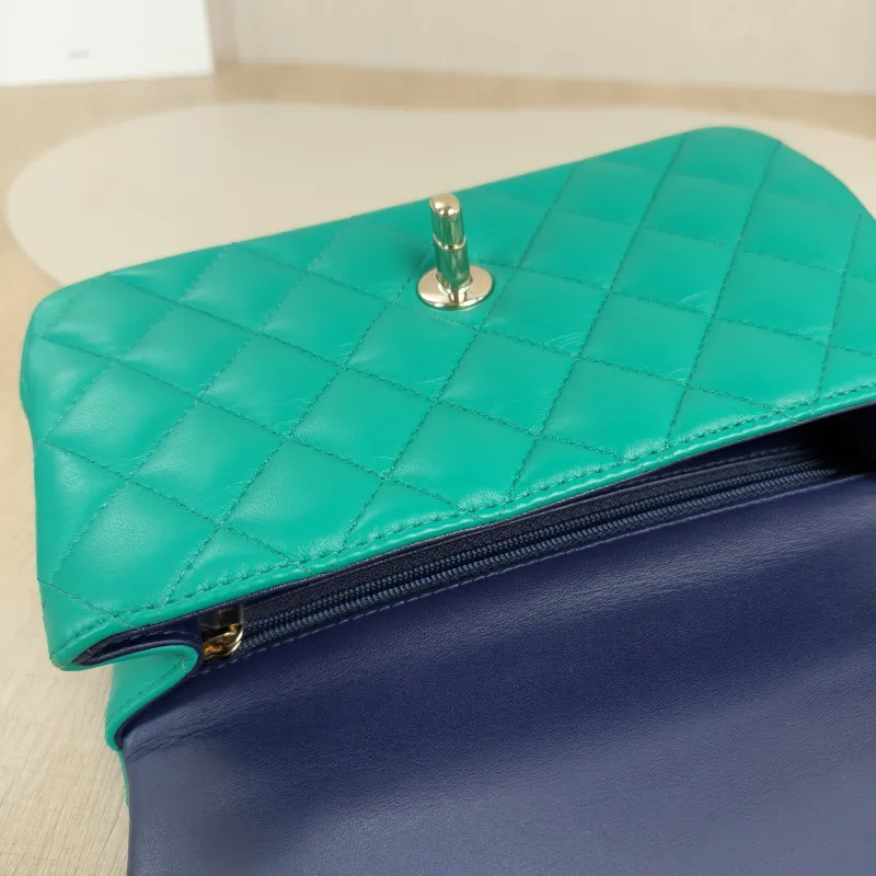 Chanel Crossbody Bag mini Green Lambskin mini20 × 6 × 12 cm — detail view 15 of 17