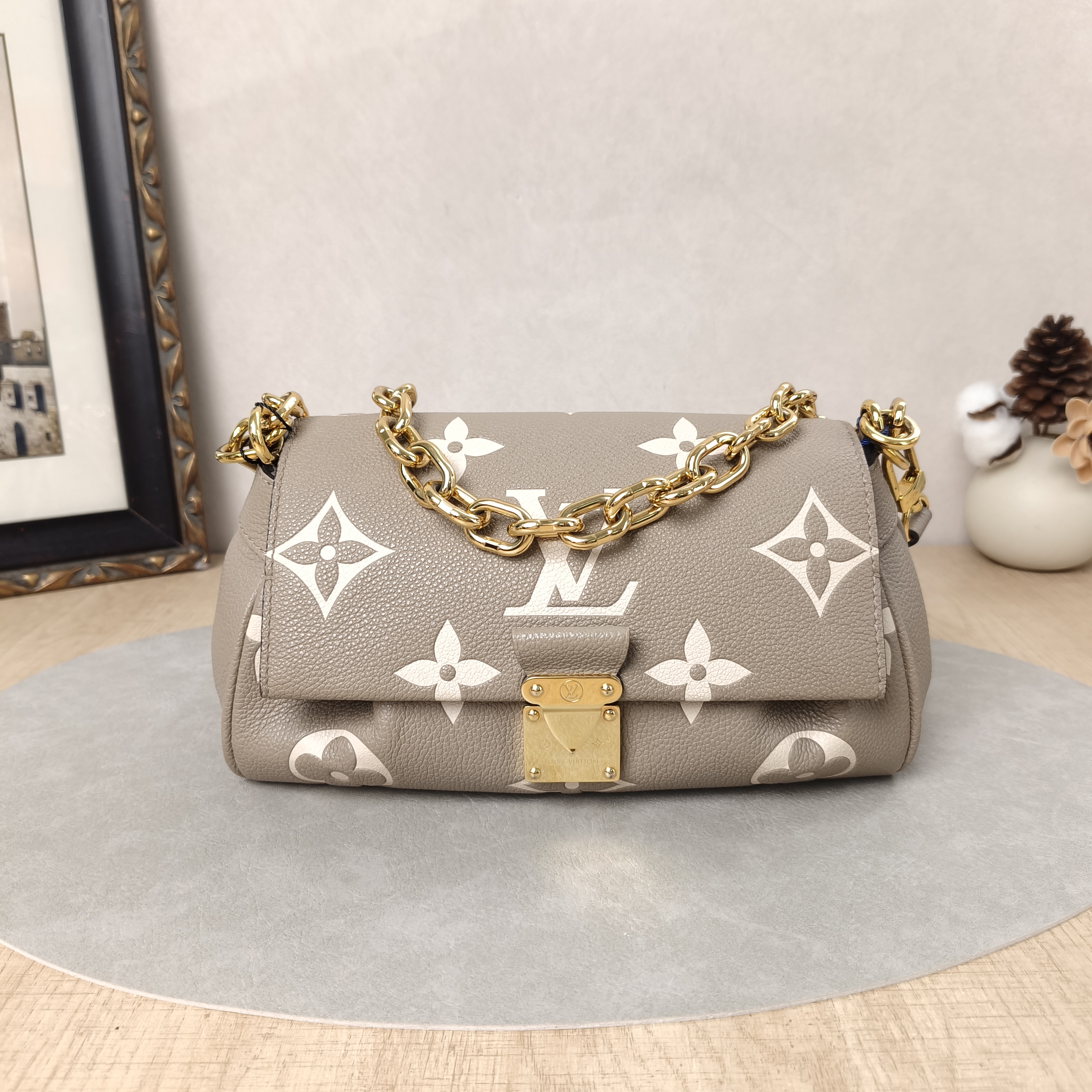 Louis Vuitton Crossbody Bag Favorite Empreinte Embossed Calfskin Monogram Medium24 × 9 × 14 cm