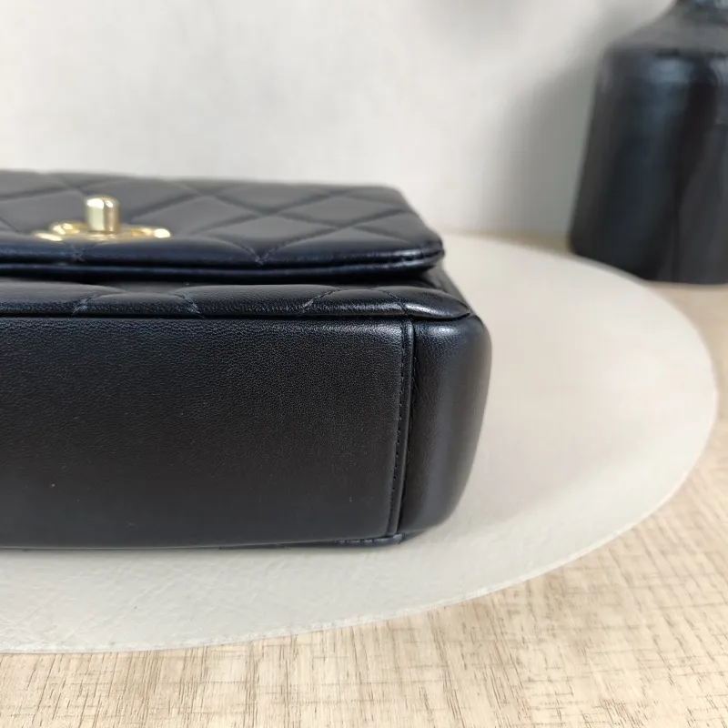 Chanel Crossbody Bag21b Black Lambskinmini19 × 6 × 16 cm — detail view 4 of 14