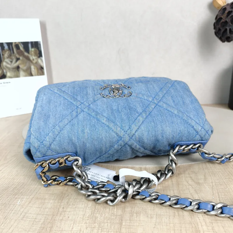 Chanel Crossbody Bag 19Bag Small 26 × 9 × 16 cm — detail view 6 of 12