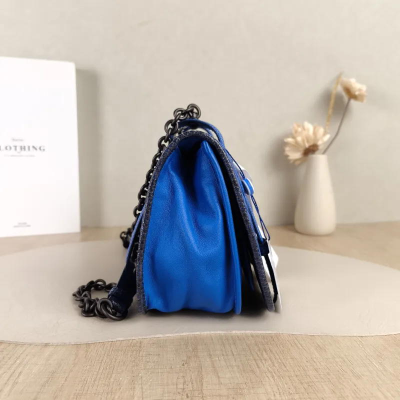 Bottega Veneta Shoulder Bag Woven Messenger Bag Blue Lambskin One Size22 × 7 × 16 cm — detail view 8 of 11