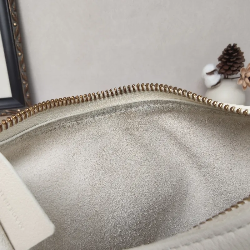 CELINE Crossbody Bag TEEN LULU hobo White Calfskin Small21 × 5 × 24 cm — detail view 9 of 19