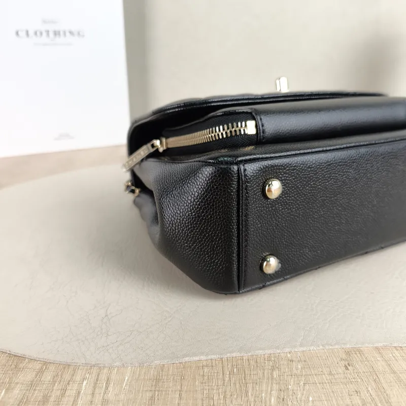Chanel Crossbody Bag affinity Messenger Bag Black Grained Calfskin Small 19 × 7 × 14 cm — detail view 8 of 14